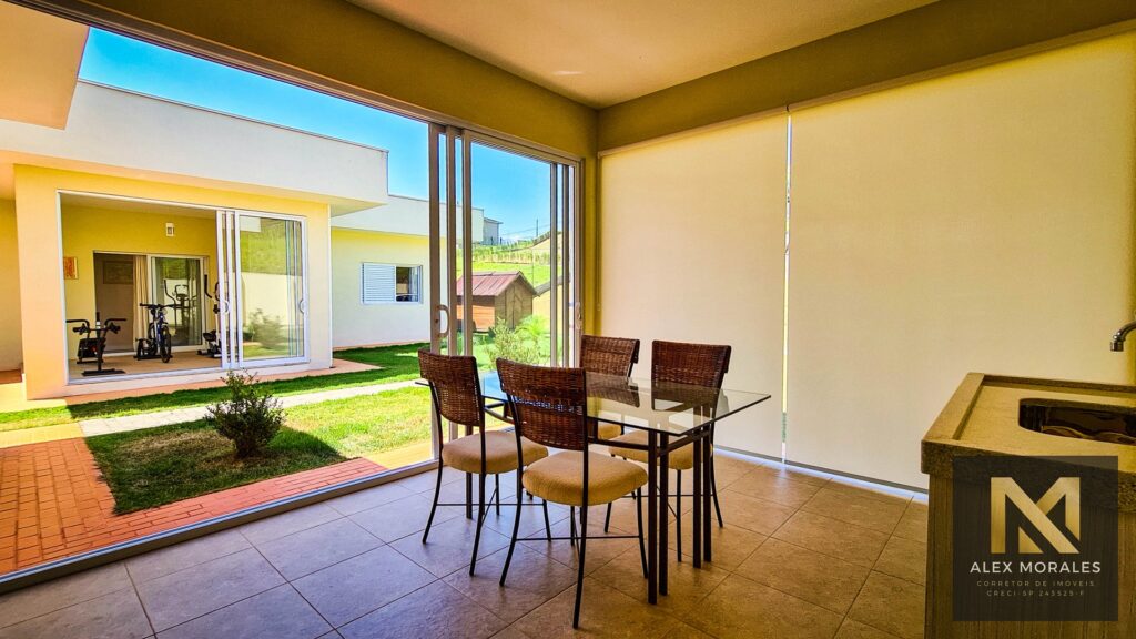 Casa térrea à venda em condomínio de Louveira, com 3 quartos (2 suítes) e amplo quintal